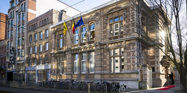 foto van de gevel van het oude vredegerecht